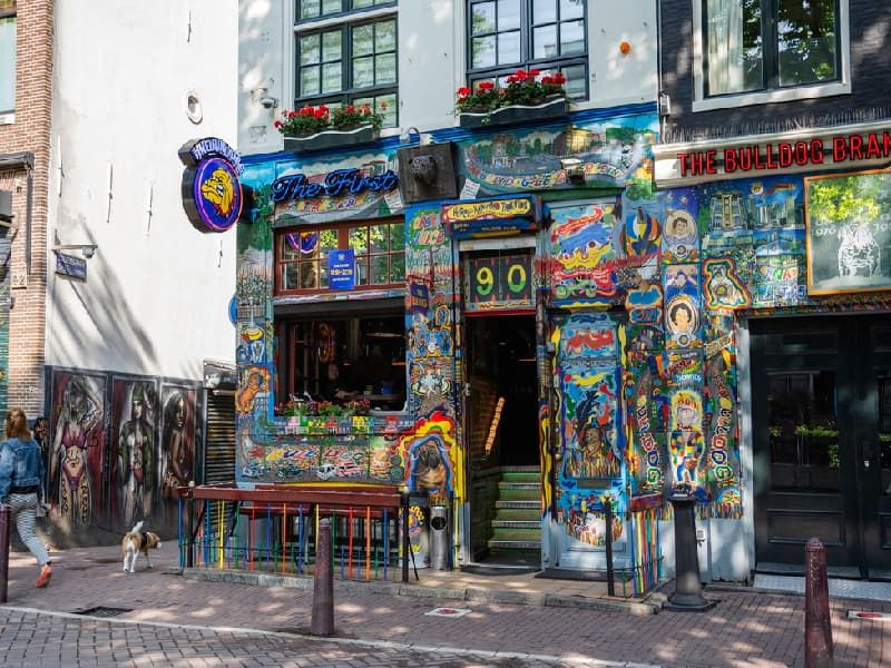 Fotografia dell'entrata del Coffee Shop di Amsterdam The Bulldog The First