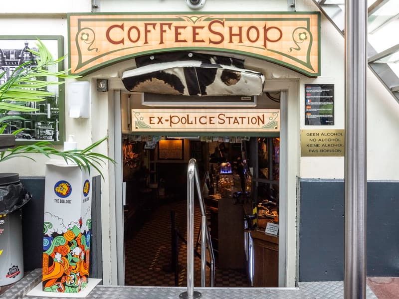 Fotografia dell'entrata del Coffee Shop The Bulldog Ex Policestation