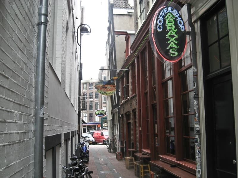 Fotografia del vicolo dove si trova l'entrata del Coffee Shop Abraxas di Amsterdam