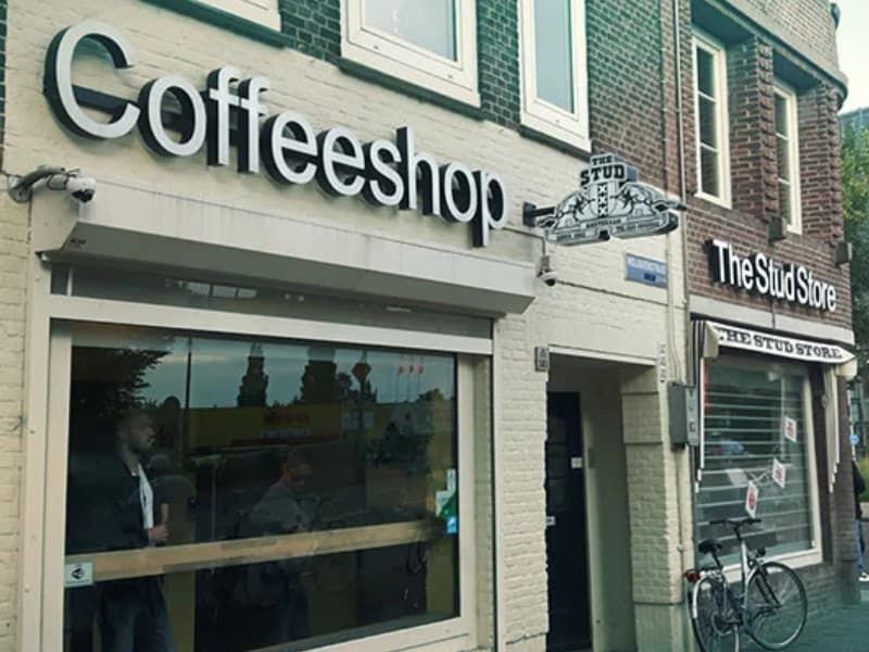 Fotografia della vetrina e dell'entrata del Coffee Shop The Stud di Amsterdam