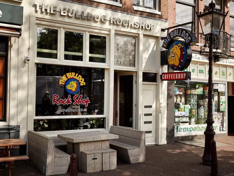 Fotografia dell'entrata del Coffee Shop The Bulldog Rockshop di Amsterdam