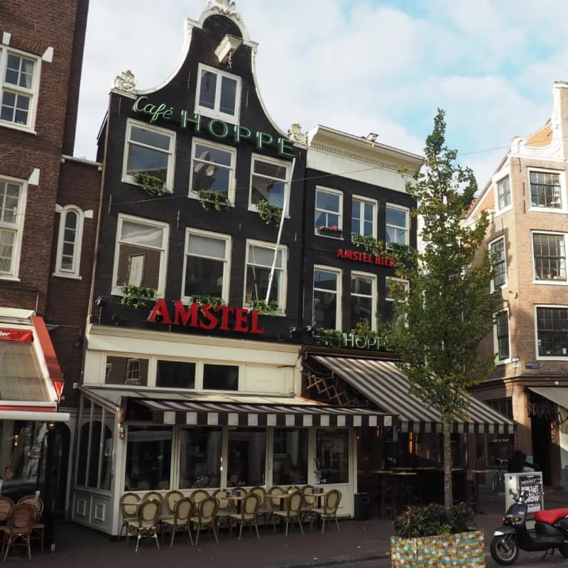 Fotografia dell'esterno del Cafe Hoppe di Amsterdam con muri neri