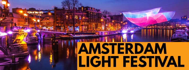 Fotografia del Festival delle Luci di Amsterdam con rettangolo arancione e scritta nera in basso a destra Amsterdam Light Festival