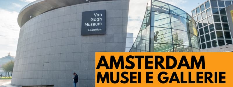 Fotografia dell'esterno del Van Gogh Museum con un rettangolo arancione in basso a destra con scritto in nero Amsterdam Musei e Gallerie