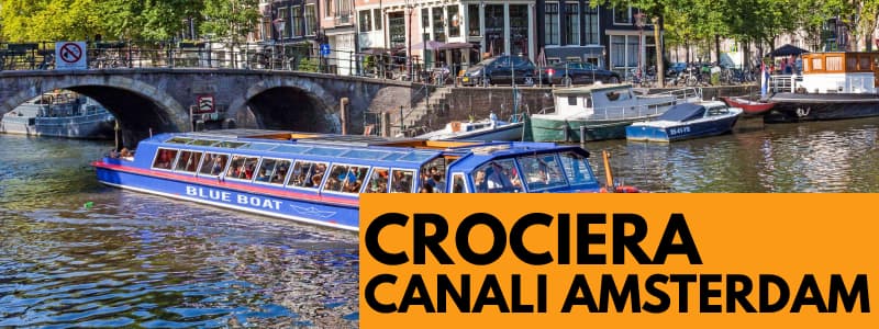 Fotografia di una barca che attraversa uncanale di Amsterdam con rettangolo arancione in basso a destra con scritta nera Crociera Canali Amsterdam
