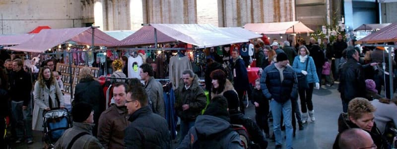 Fotografia della Funky XMas Market di Amsterdam con le persone che camminano nella fiera tra le bancarelle