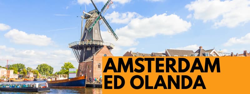 Fotografia di un mulino a vento con il cielo con le nuvole e rettangolo arancione in basso a destra e scritta nera Amsterdam ed Olanda