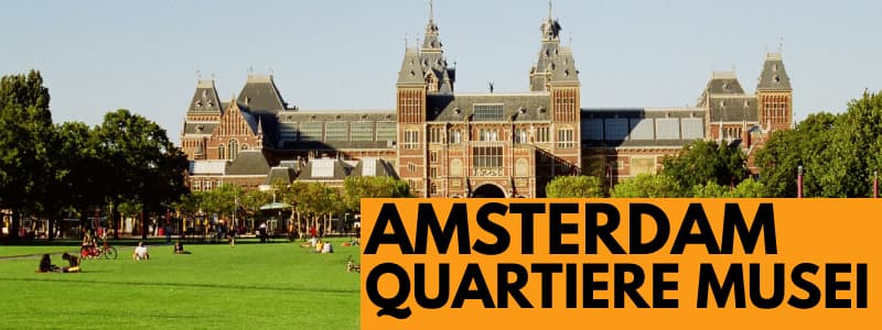 Fotografia del Quartiere dei Musei di Amsterdam con prato e cielo sereno e rettangolo arancione in basso a destra con scritta nera Amsterdam Quartiere Musei