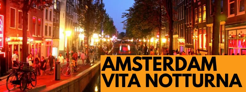 Fotografia di un canale di Amsterdam di sera illuminato con rettangolo arancione e scritta nera in basso a destra Amsterdam Vita Notturna