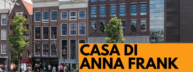 Fotografia dell'esterno della casa di Anna Frank ad Amsterdam con altri edifici. Rettangolo arancione in basso a destra con scritta nera Casa di Anna Frank