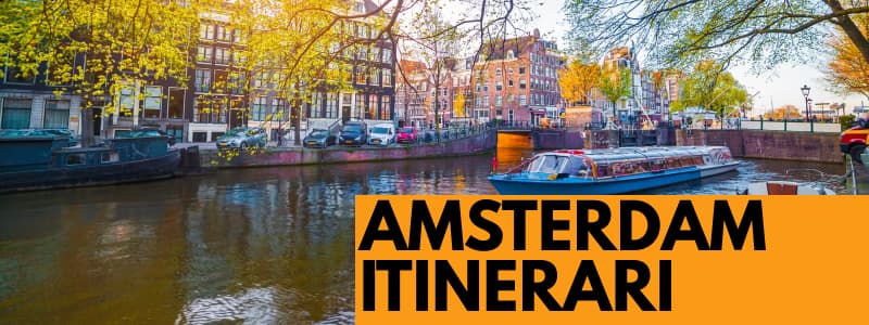 Fotografia di una nave che attraversa un canale di Amsterdam con il sole e con un rettangolo arancione in basso a destra con scritta nera Amsterdam Itinerari