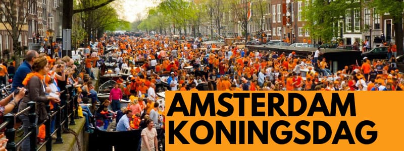 Fotografia di un canale di Amsterdam affollato con persone che festeggiano il Koningsdag con rettangolo arancione in basso a destra e scritta nera Amsterdam Koningsdag