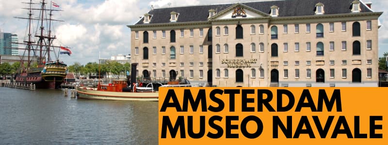 FOtografia del Museo Navale di Amsterdam con rettangolo arancione in basso a destra con scritta nera Amsterdam Museo Navale