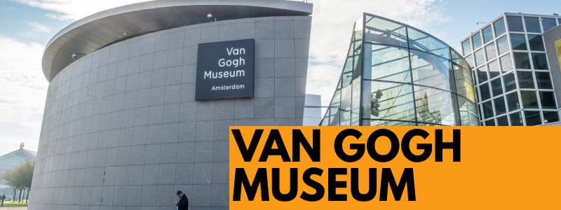 Fotografia della nuova entrata del Van Gogh Museum di Amsterdam con il cielo con nuvole in secondo piano ed in basso a destra rettangolo arancione con scritta nera Van Gogh Museum