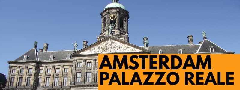 Fotografia esterno Palazzo Reale Amsterdam con cielo alle spalle e rettangolo arancione in basso a destra con scritta nera "AMSTERDAM PALAZZO REALE"