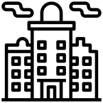 Icona bianco e nero di tre edifici, di cui quello al centro &egrave; pi&ugrave; alto e 2 nuvole disegnate in alto su sfondo trasparente